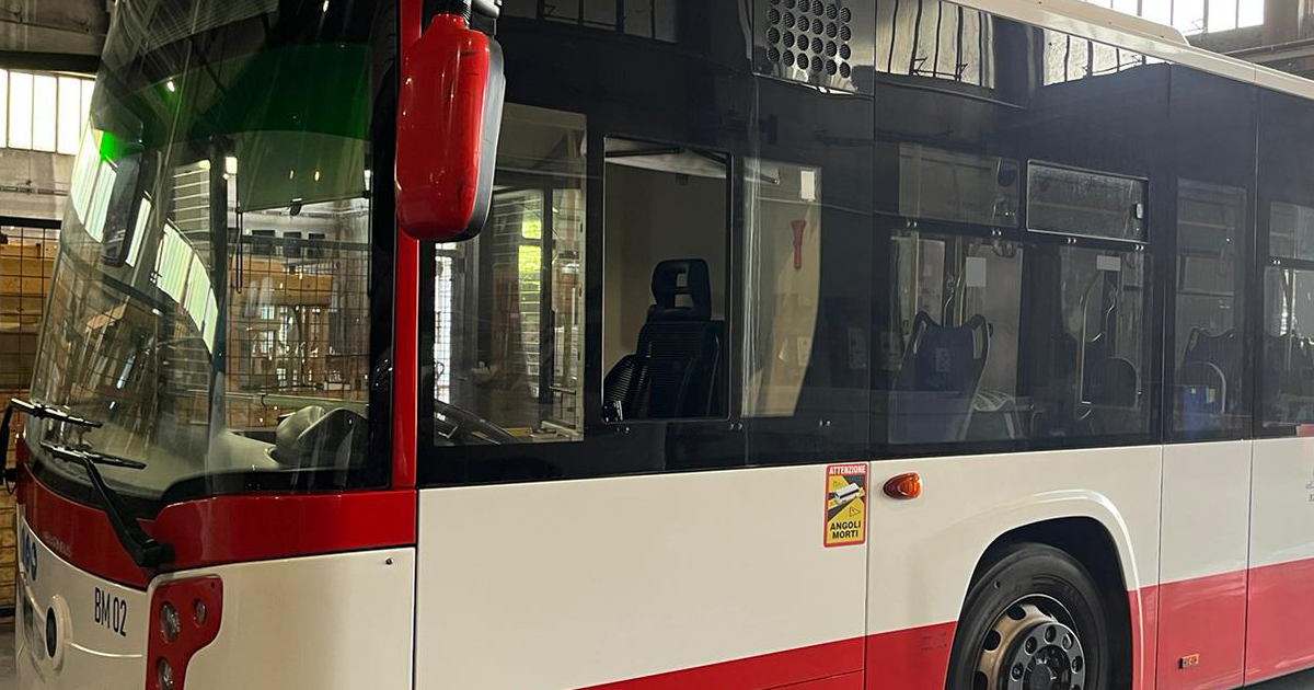 Avellino| Sfonda il vetro del bus, colpisce l’autista con un casco e scappa. Acconcia: servono più controlli