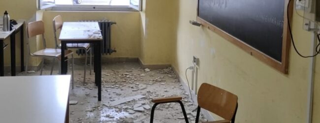 Cadono pezzi di intonaco in un’aula dell’Istituto Tecnico Lucarelli, sopralluogo dei tecnici della Provincia