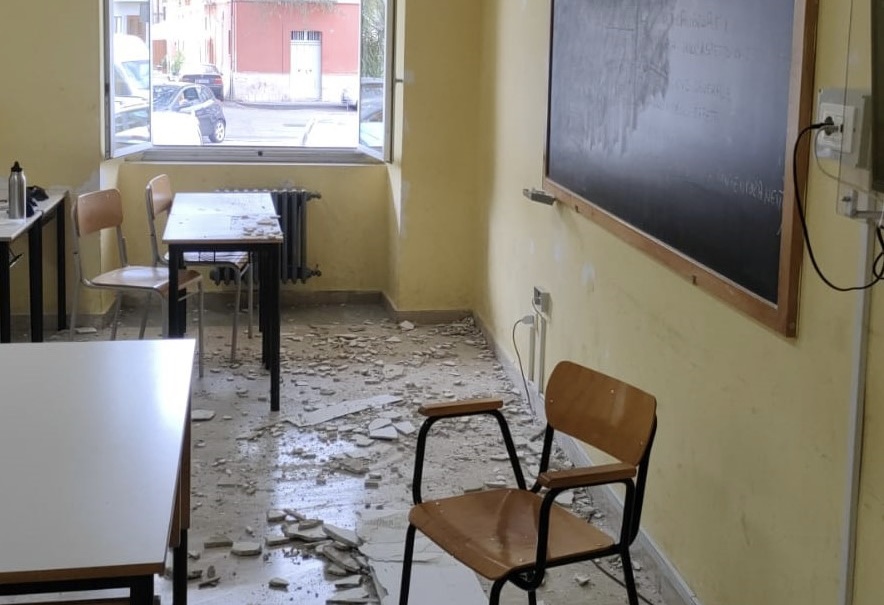 Cadono pezzi di intonaco in un’aula dell’Istituto Tecnico Lucarelli, sopralluogo dei tecnici della Provincia