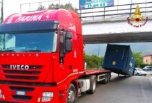 Serino| Tir s’incastra con il container sotto un ponte, arriva l’autogru. Chiusa la statale verso lo svincolo