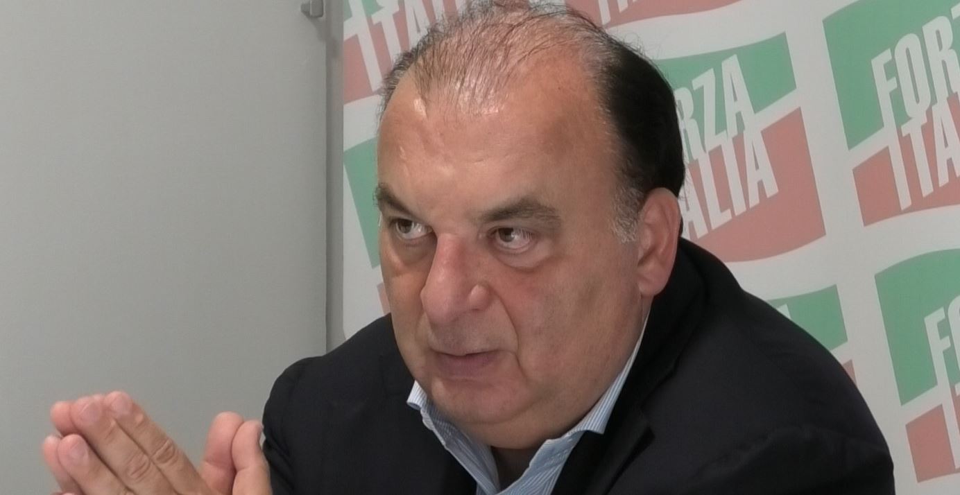 Martusciello (FI): “De Luca mai così in basso, la norma sull’ineleggibilità dei sindaci è una vergogna