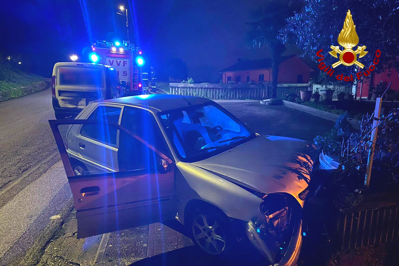 A Manocalzati auto sbanda e va fuori strada, paura nella notte per 3 persone. E a Montoro prende fuoco una vettura