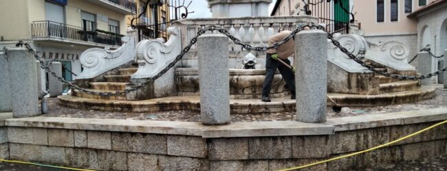 Lavori di ripulitura per la Fontana delle Catene