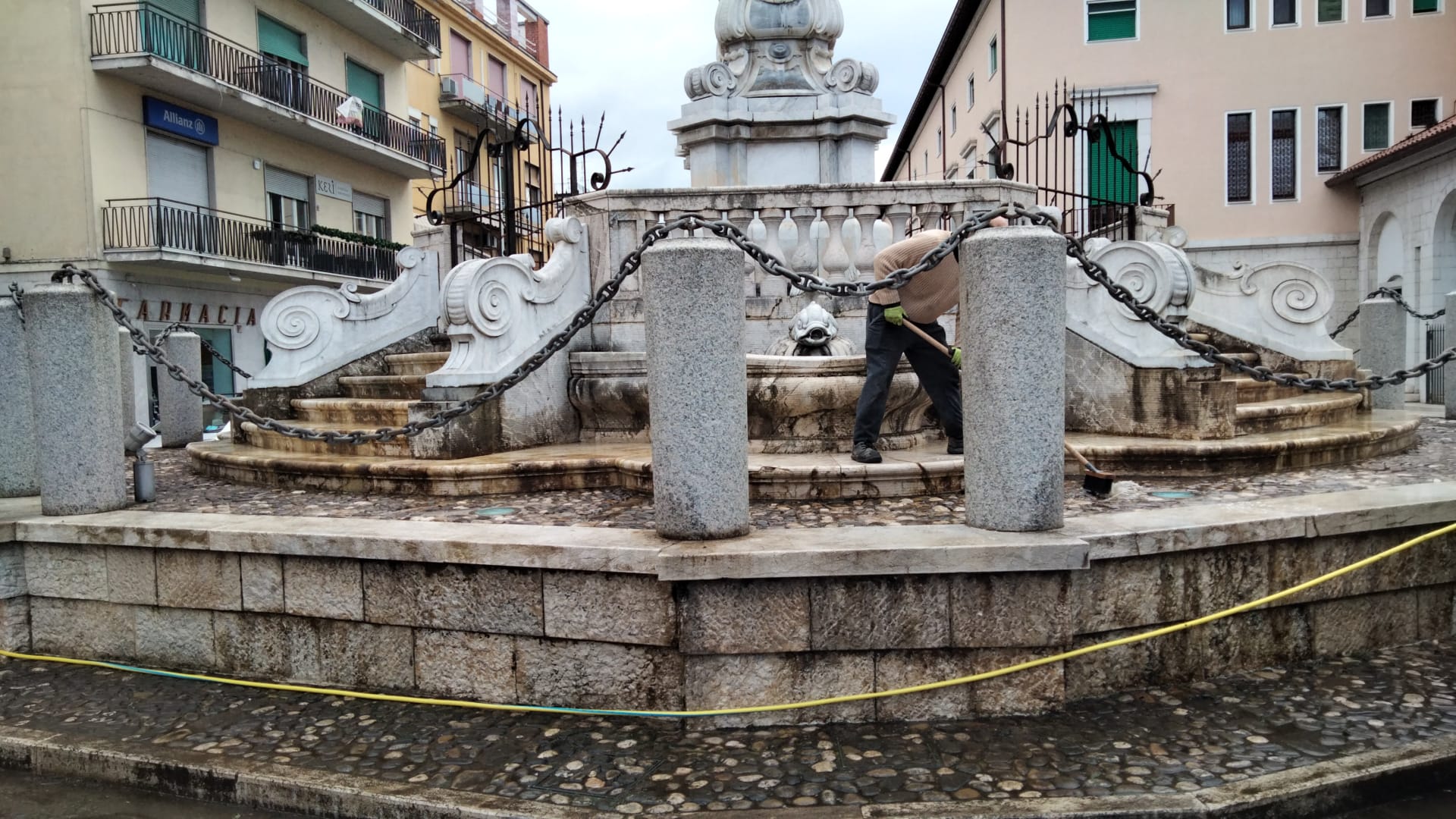 Lavori di ripulitura per la Fontana delle Catene