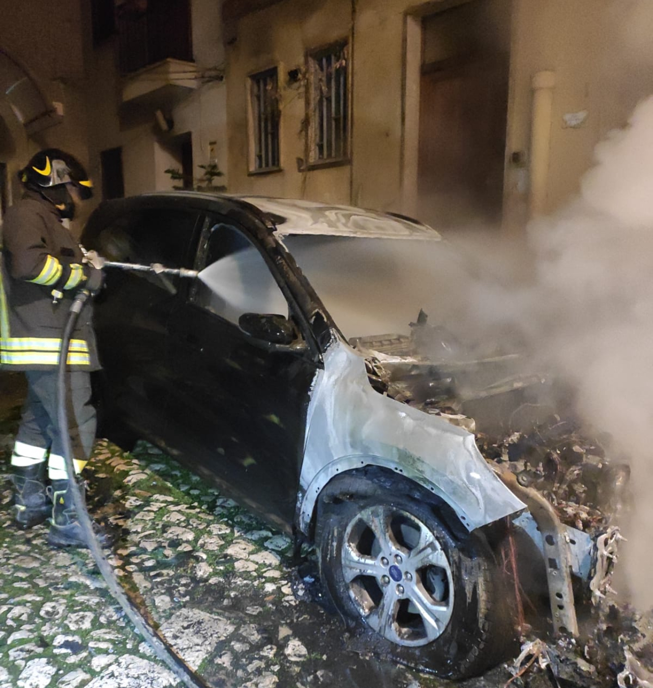 Montesarchio, auto in fiamme. Probabile la matrice dolosa