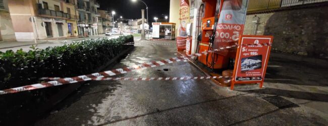 Perdita di gasolio in un distributore del Rione Libertà, intervento dei Vigili del Fuoco