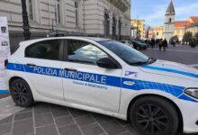 In auto contro una vetrina di Piazza Roma: 47enne ubriaco e drogato denunciato dalla Municipale