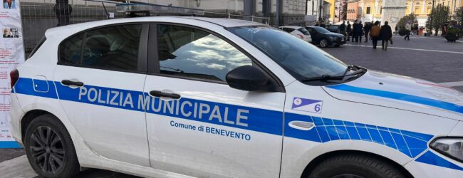 Guida con il cellulare e sicurezza: intensificati i controlli della Municipale