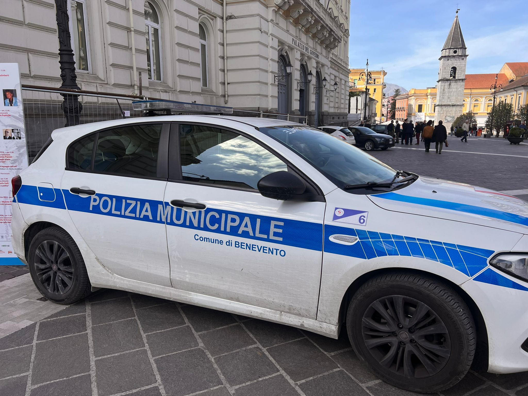 In auto contro una vetrina di Piazza Roma: 47enne ubriaco e drogato denunciato dalla Municipale