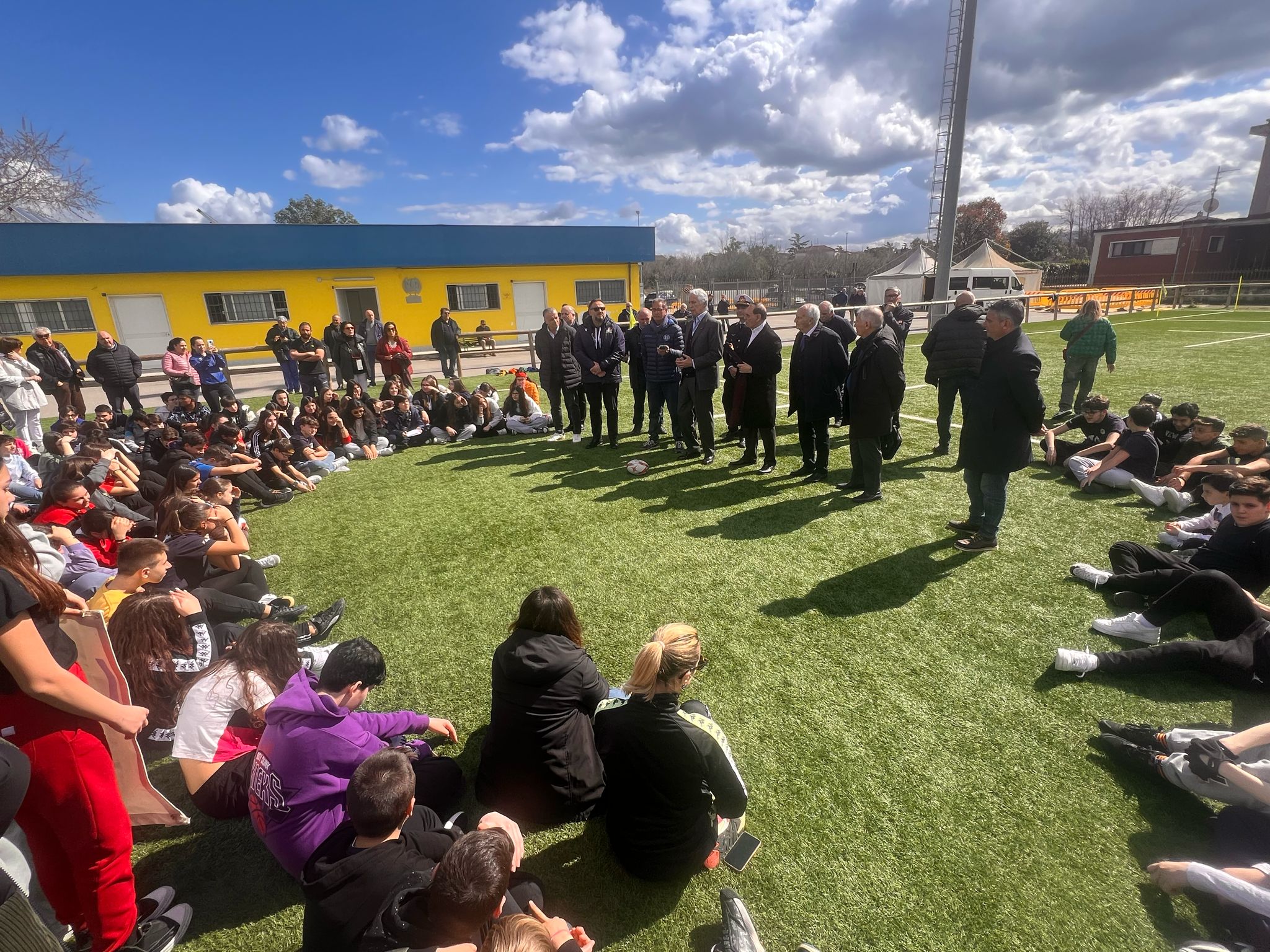 Dal fango alla rinascita, il presidente del Coni Malagò in visita al campo di rugby IV Circolo