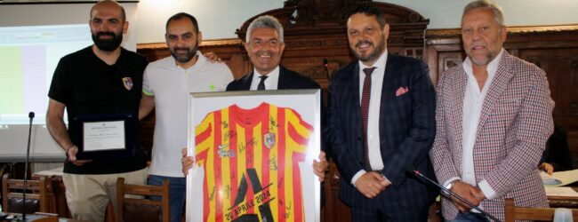 Il Consiglio Provinciale consegna una targa al Benevento 5