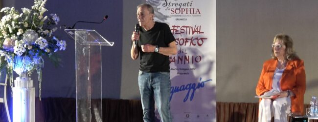 Roberto Vecchioni chiude il Festival Filosofico del Sannio. Pubblico stregato dalla Lectio sull’importanza del linguaggio