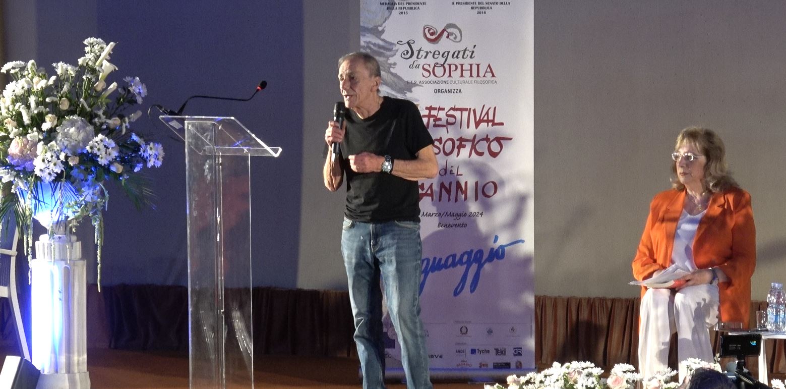 Roberto Vecchioni chiude il Festival Filosofico del Sannio. Pubblico stregato dalla Lectio sull’importanza del linguaggio