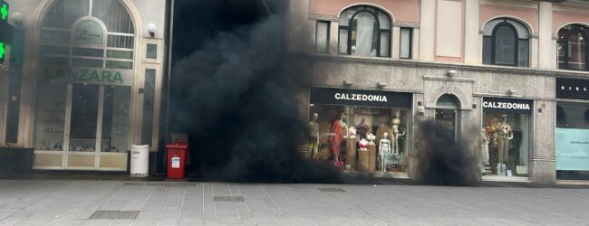 Avellino| Guasto all’impianto dell’aria condizionata di un negozio, fumo nero e panico a corso Vittorio Emanuele