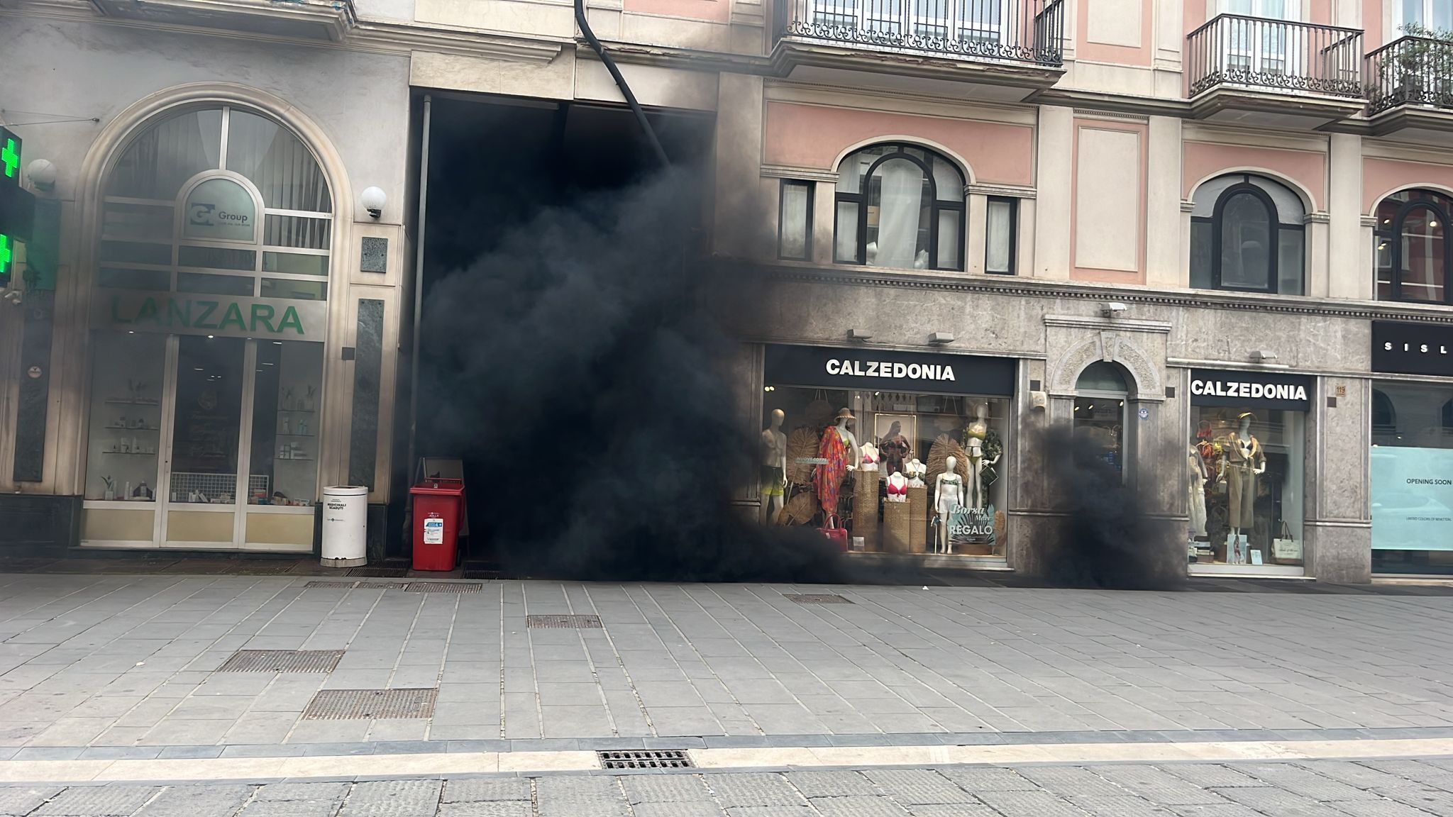 Avellino| Guasto all’impianto dell’aria condizionata di un negozio, fumo nero e panico a corso Vittorio Emanuele