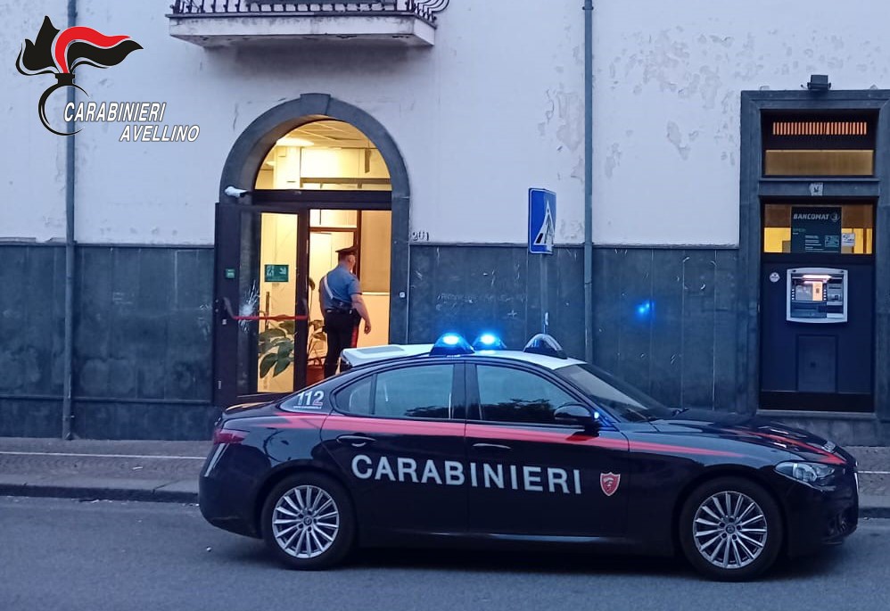 Mugnano del Cardinale| Furto nella notte alla Bper, ladri in fuga con la cassa di una postazione