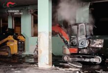 Mercogliano| Escavatore in fiamme nella notte nel cantiere della scuola di via Amatucci