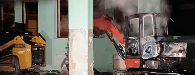 Mercogliano| Escavatore in fiamme nella notte nel cantiere della scuola di via Amatucci