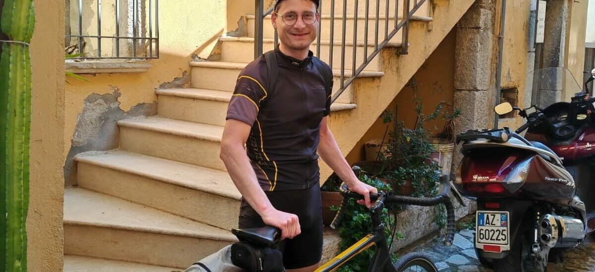 Un ciclista francese fa tappa a Castelvenere per visitare il borgo sannita