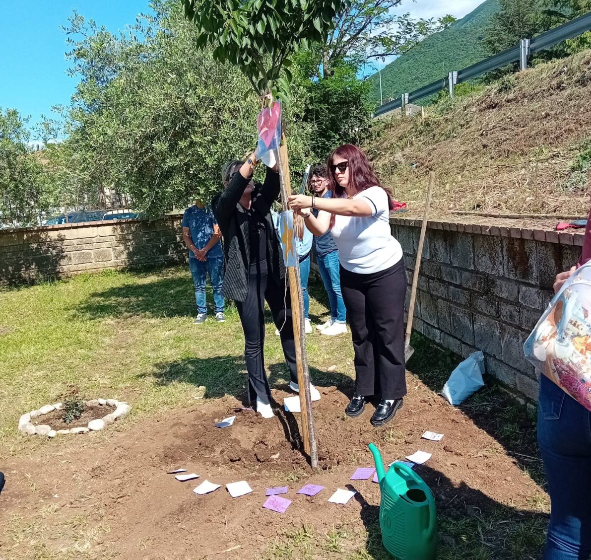 Solopaca: piantato un albero in ricordo di Emily Vegliante, giovane mamma morta in un incidente stradale