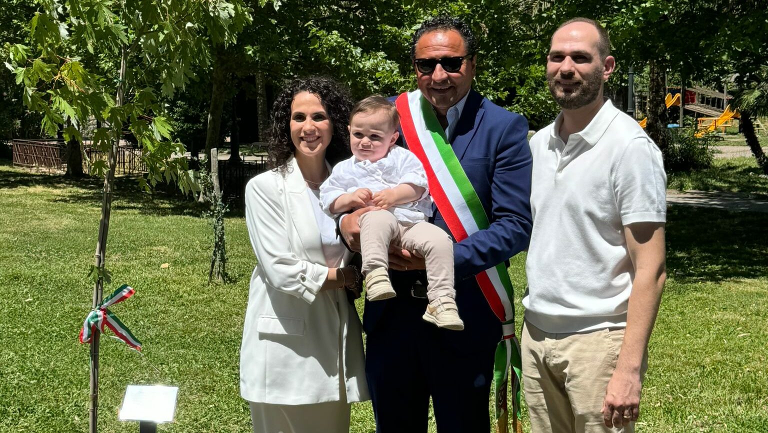 Nasce il piccolo Gerardo, mamma e papà regalano un platano a Telese Terme