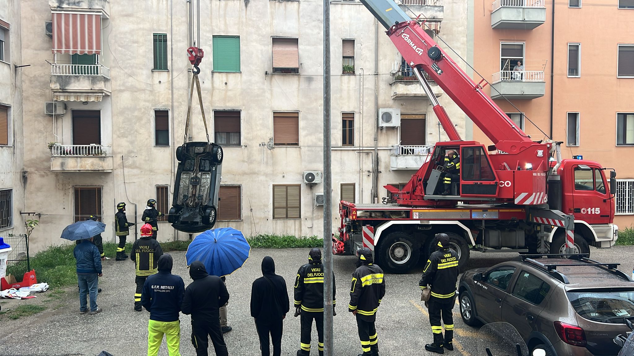 Auto si ribalta mentre fa retromarcia: un ferito