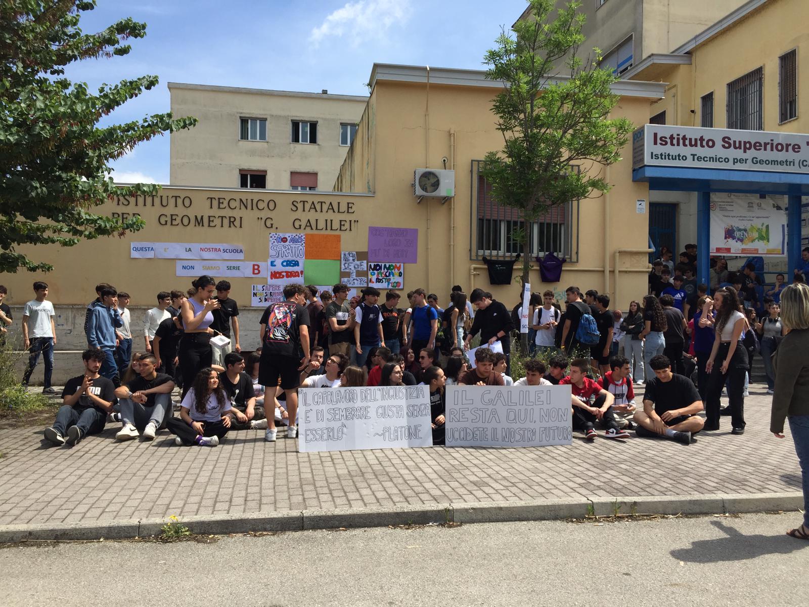 Gli studenti del “Galilei” ancora in protesta contro il trasloco all’Agrario