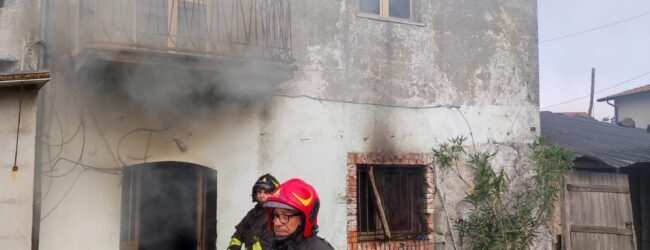 Fiamme in un’abitazione di Castelpagano, anziana salvata dai vigili del fuoco