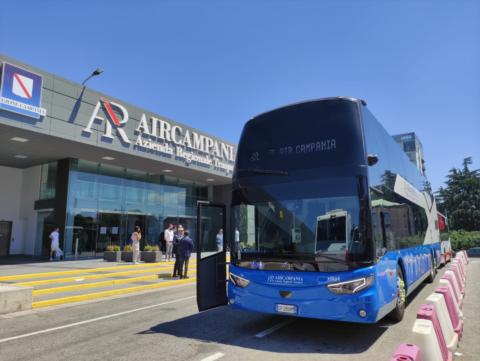 AIR Campania, presentati i nuovi autobus. Acconcia: “Pronti a guidare il cambiamento della mobilità regionale”