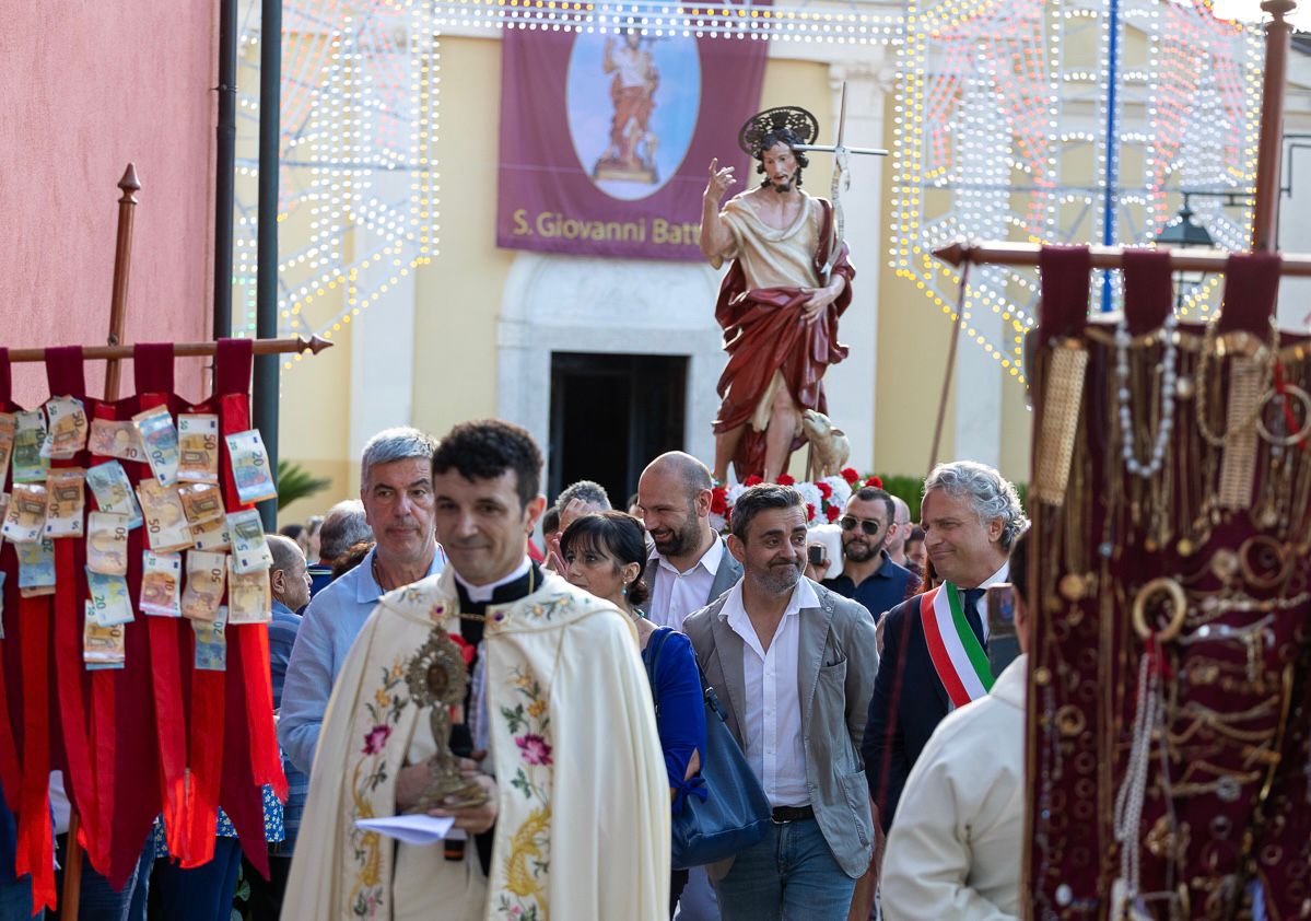 A San Giovanni di Ceppaloni una processione senza tempo per il “2024 – Anno delle Radici”