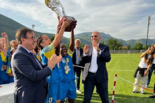 Calcio femminile, la Vis Mediterranea Soccer in Serie B: consegnata la Coppa