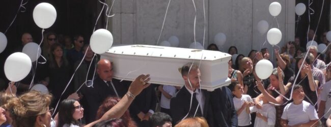Montemarano| Cattedrale gremita per l’ultimo saluto al piccolo Domenico, proclamato il lutto cittadino