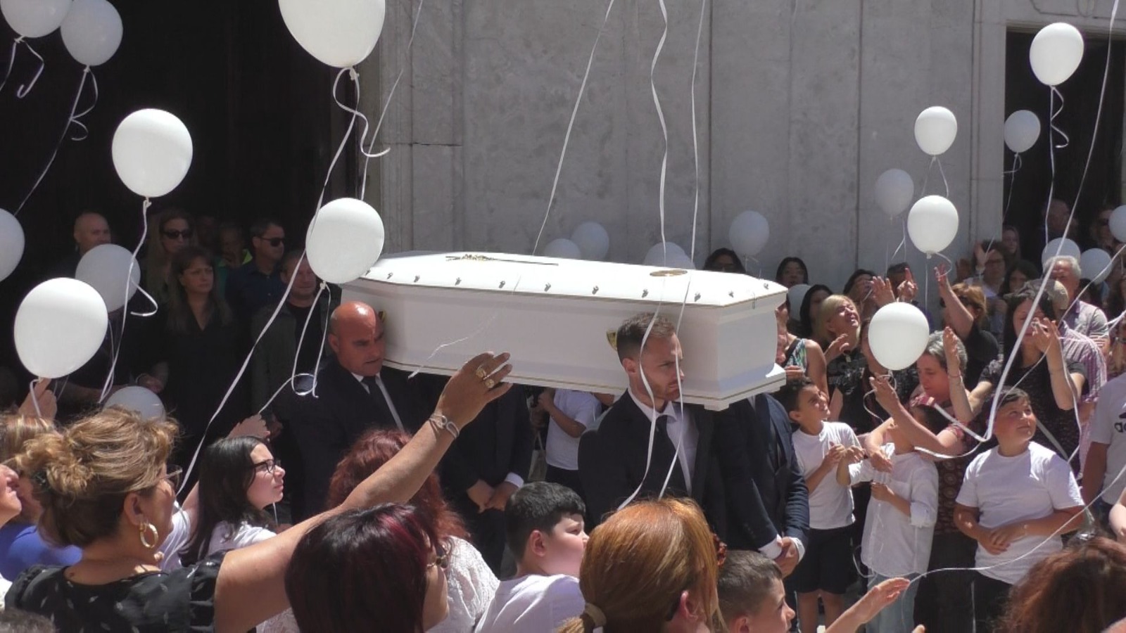 Montemarano| Cattedrale gremita per l’ultimo saluto al piccolo Domenico, proclamato il lutto cittadino