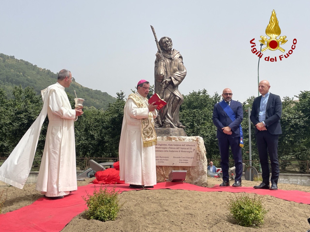 Mercogliano| Rotatoria di via Loreto, scoperta la statua di San Guglielmo donata dalla Provincia