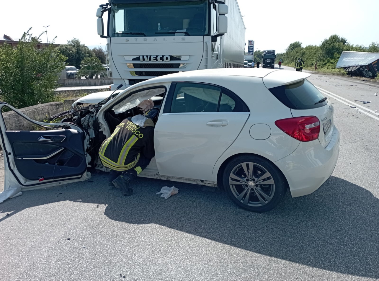 Incidente sulla Telesina, scontro tra auto e Tir: ferito 38enne