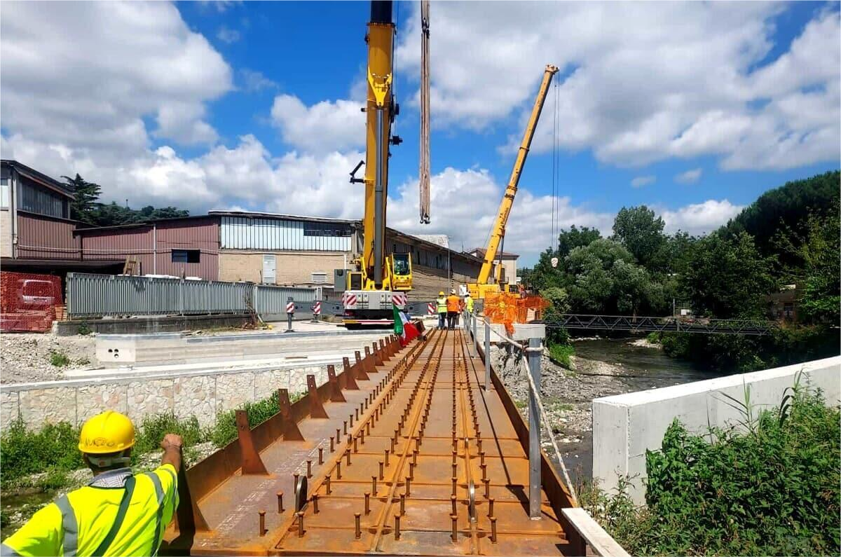 Ponte delle Filande, posata la prima trave. A fine luglio la ripresa della viabilità