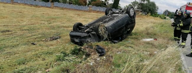 Benevento, auto si ribalta: ferito 20enne