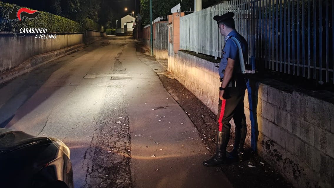 Montoro| Grosso petardo fatto esplodere nella notte in via Sala, indagini dei carabinieri