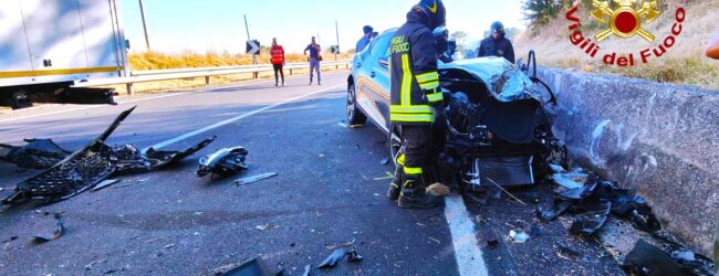 Statale 90 bis, incidente tra auto e Tir, una vittima