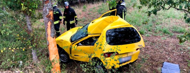 S.Angelo dei Lombardi| Sbanda e finisce fuori strada, 19enne incastrato nell’auto: liberato dai pompieri