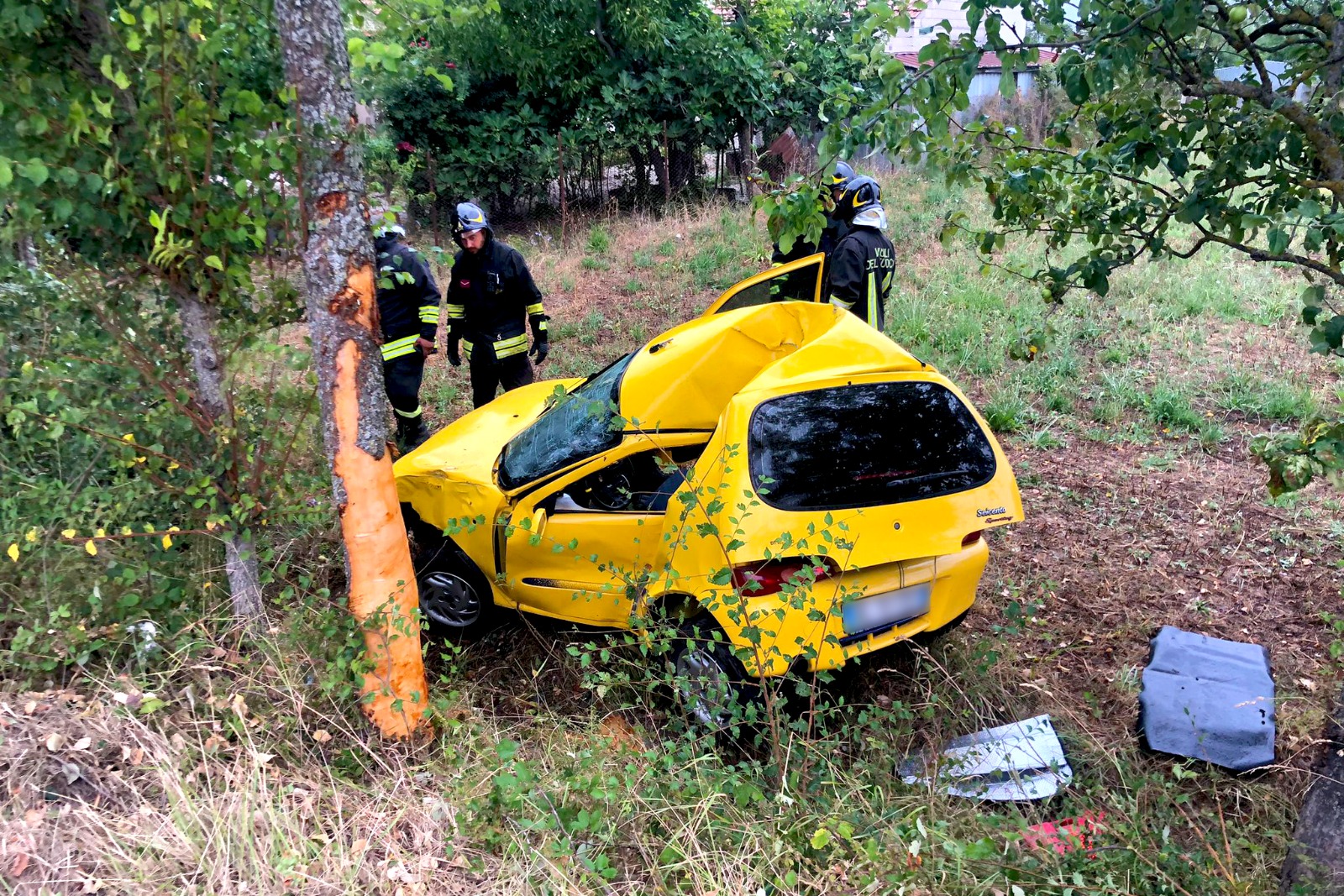 S.Angelo dei Lombardi| Sbanda e finisce fuori strada, 19enne incastrato nell’auto: liberato dai pompieri