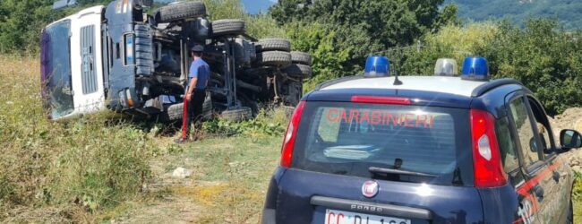 Montemarano| Autocarro si ribalta mentre scarica del terreno, conducente finisce in ospedale