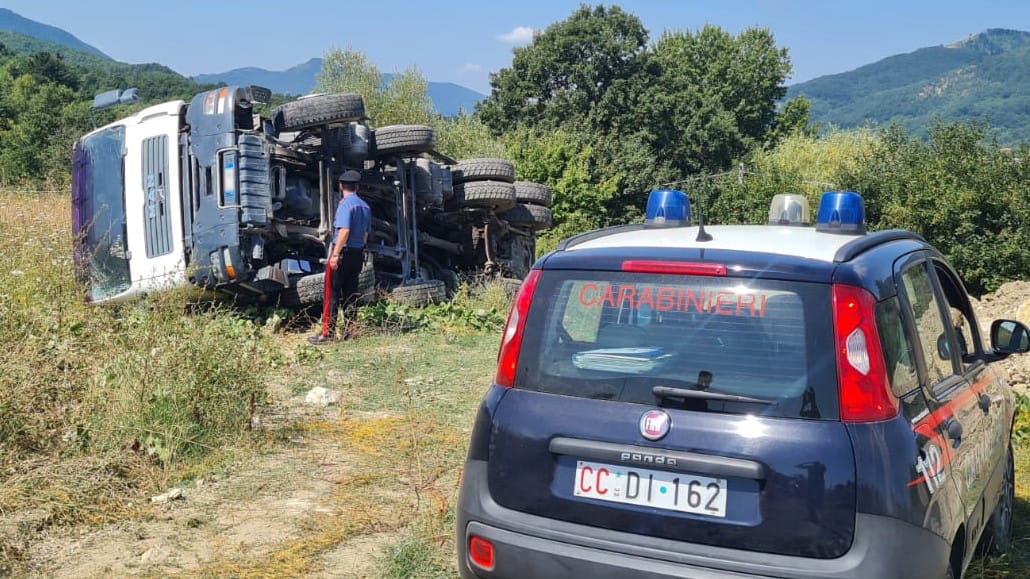 Montemarano| Autocarro si ribalta mentre scarica del terreno, conducente finisce in ospedale