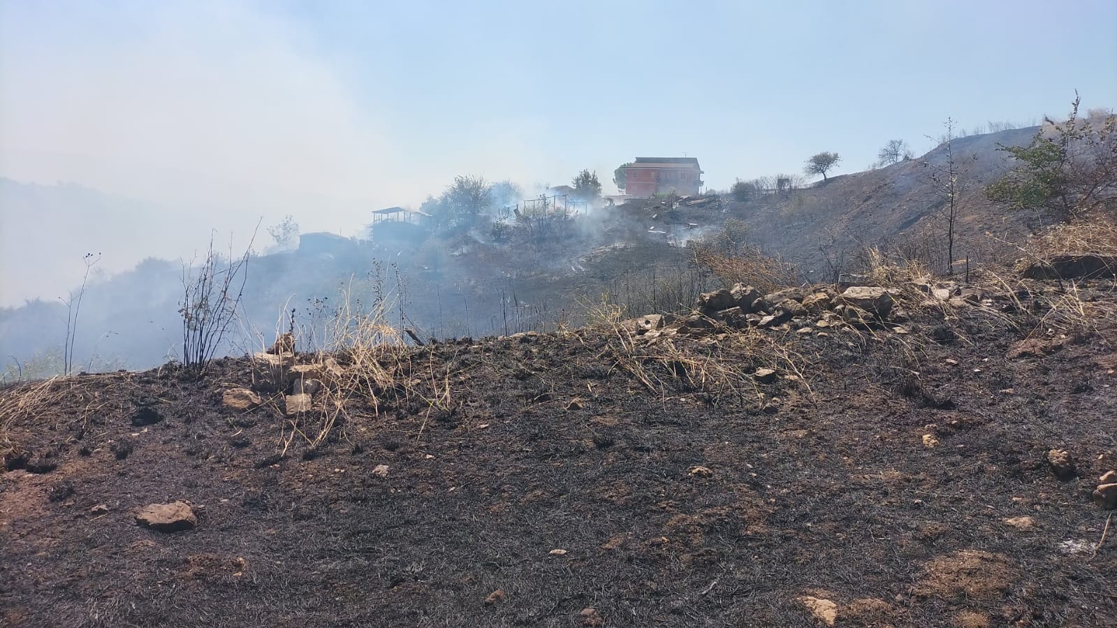 Spento il rogo di Paduli, nella notte fiamme anche a Cuffiano