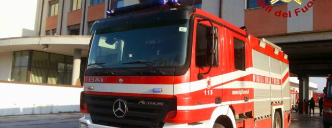 Incidenti sul lavoro, i vigili del fuoco liberano 2 operai rimasti incastrati con un braccio e un piede nei macchinari utilizzati