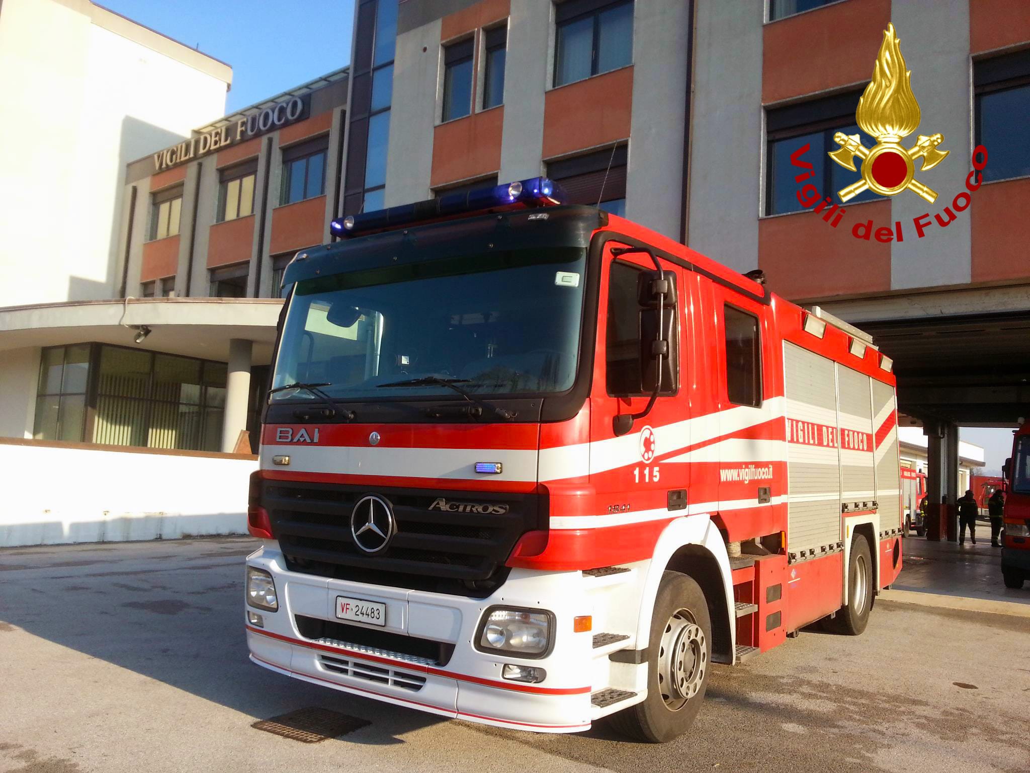 Incidenti sul lavoro, i vigili del fuoco liberano 2 operai rimasti incastrati con un braccio e un piede nei macchinari utilizzati