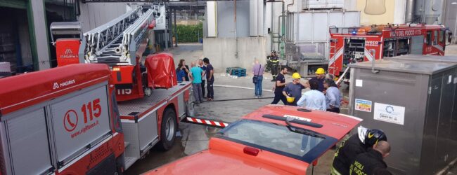 Fiamme in un deposito dell’oleificio Mataluni, a lavoro i Vigili del Fuoco