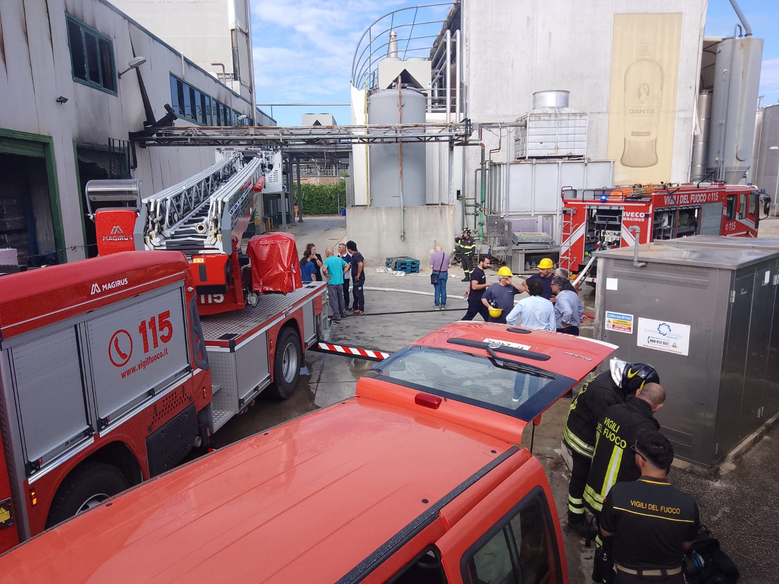 Fiamme in un deposito dell’oleificio Mataluni, a lavoro i Vigili del Fuoco