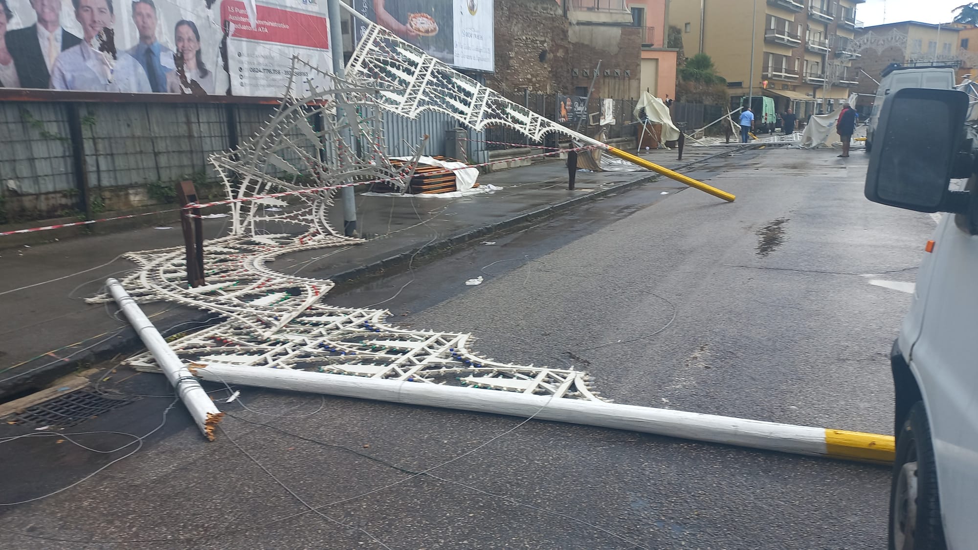 Temporali e vento, a Benevento danni in Via Posillipo: distrutte luminarie e bancarelle