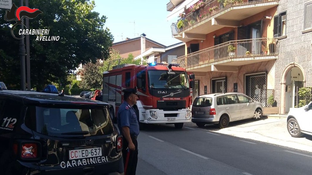 Lioni| Pentola lasciata sui fornelli accesi provoca un incendio, carabinieri e vigili del fuoco evitano il peggio